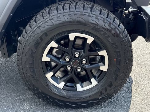 Used 2025 Jeep Gladiator Sport AWD/4WD image 9