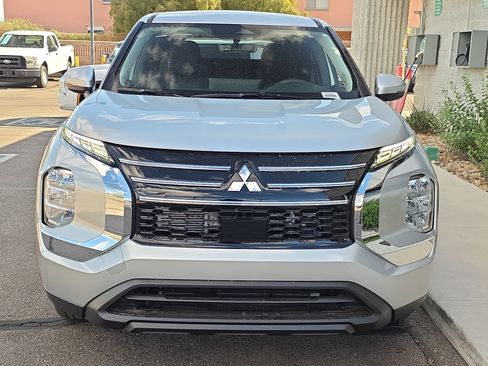 New 2026 Mitsubishi Outlander ES image 2
