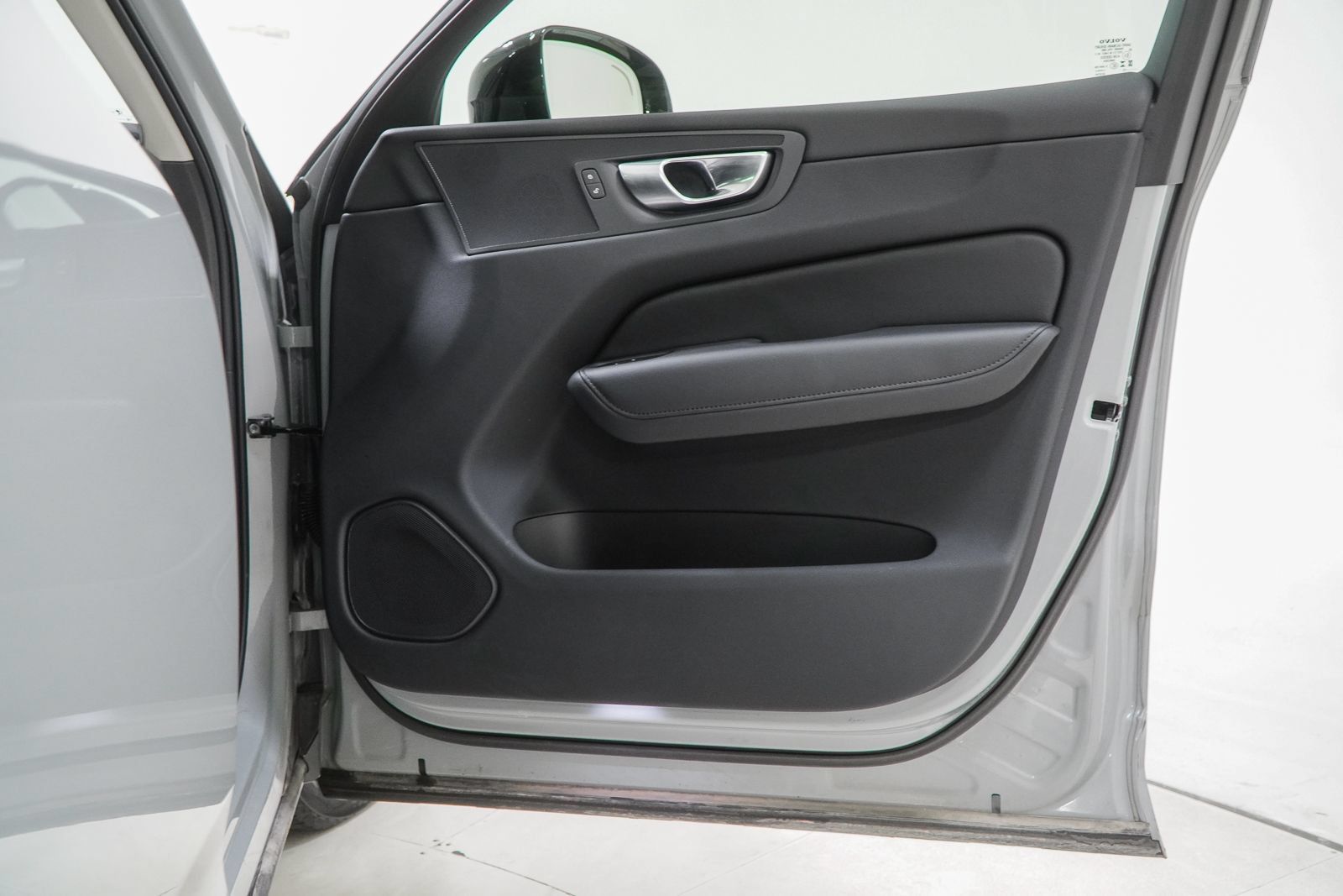 Used 2025 Volvo XC60 B5 Plus AWD/4WD image 41
