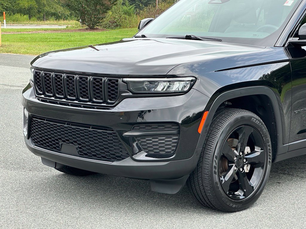 Used 2023 Jeep Grand Cherokee Altitude AWD/4WD image 37