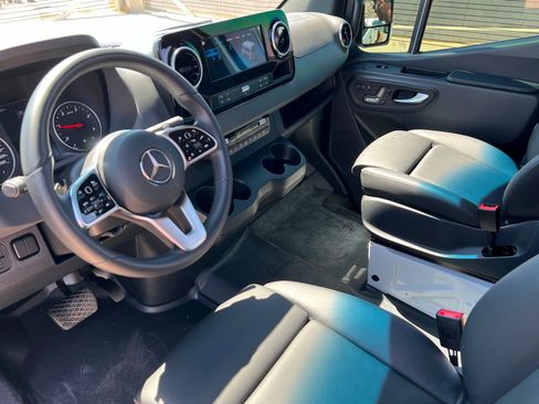 Used 2022 Mercedes-Benz Sprinter 2500 image 15