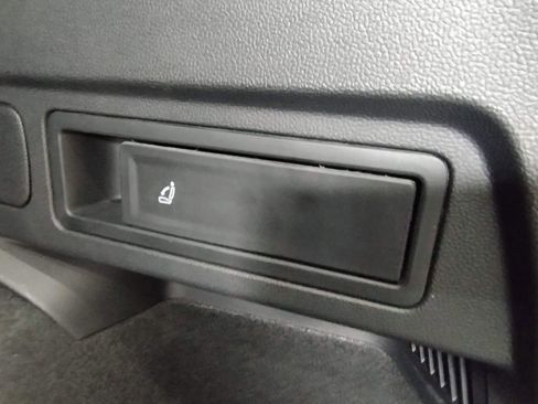 Certified 2024 Volkswagen Tiguan SE image 19