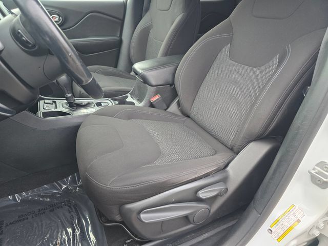 Used 2020 Jeep Cherokee Latitude w/ Cold Weather Group FWD image 5