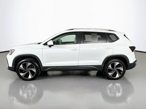 Used 2025 Volkswagen Taos SE AWD/4WD image 3