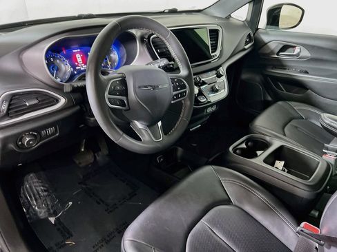 Used 2025 Chrysler Pacifica Select FWD image 9