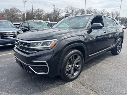 Used 2021 Volkswagen Atlas Cross Sport SE w/ Panoramic Sunroof Package FWD image 2