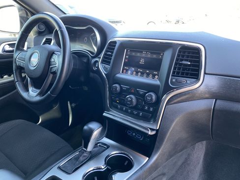 Used 2018 Jeep Grand Cherokee Laredo AWD/4WD image 12