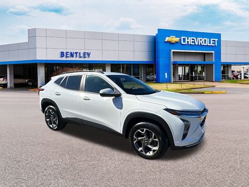 Used 2024 Chevrolet Trax LT image 7