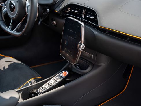 Used 2025 McLaren Artura Spider RWD image 45