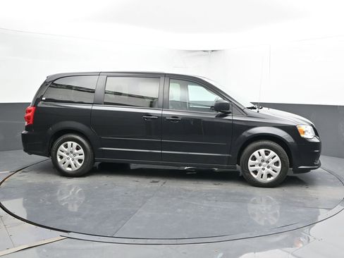 Used 2016 Dodge Grand Caravan SE w/ Quick Order Package 29E SE FWD image 4