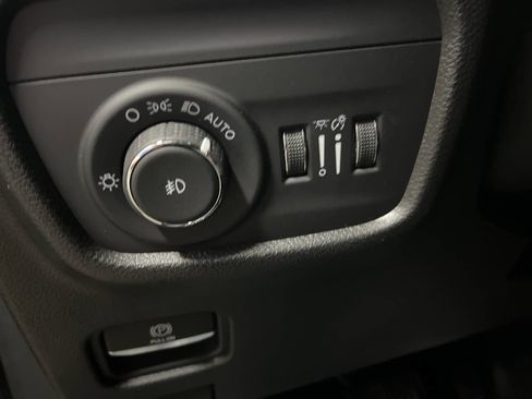 Used 2023 Jeep Grand Cherokee Limited w/ Black Appearance Package image 16