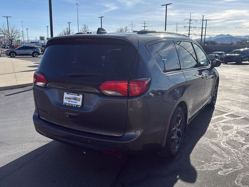 Used 2020 Chrysler Pacifica Touring-L Plus w/ S Appearance Package image 6