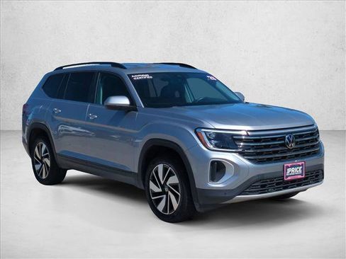 Used 2025 Volkswagen Atlas SE AWD/4WD image 3