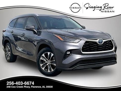 Used 2024 Toyota Highlander XLE FWD image 1