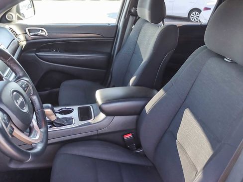 Used 2017 Jeep Grand Cherokee Laredo image 16