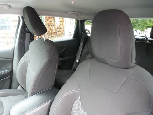 Used 2019 Jeep Cherokee Latitude w/ Cold Weather Group AWD/4WD image 23