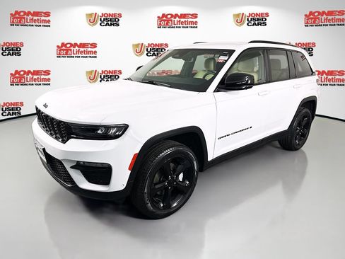 Used 2023 Jeep Grand Cherokee Limited w/ Luxury Tech Group II AWD/4WD image 14