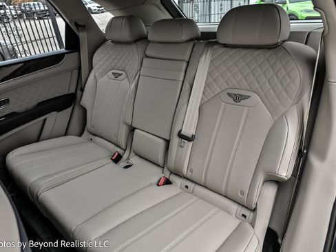 Used 2022 Bentley Bentayga image 30