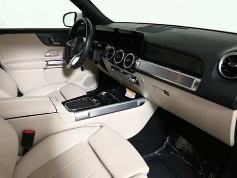 Used 2025 Mercedes-Benz GLB 250 4MATIC image 25