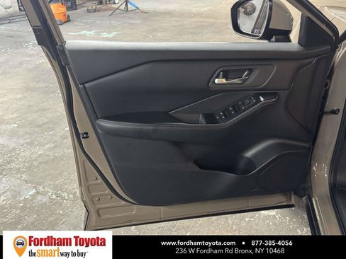 Used 2025 Nissan Rogue SV AWD/4WD image 15