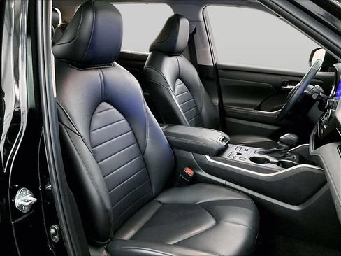 Used 2023 Toyota Highlander XLE AWD/4WD image 7