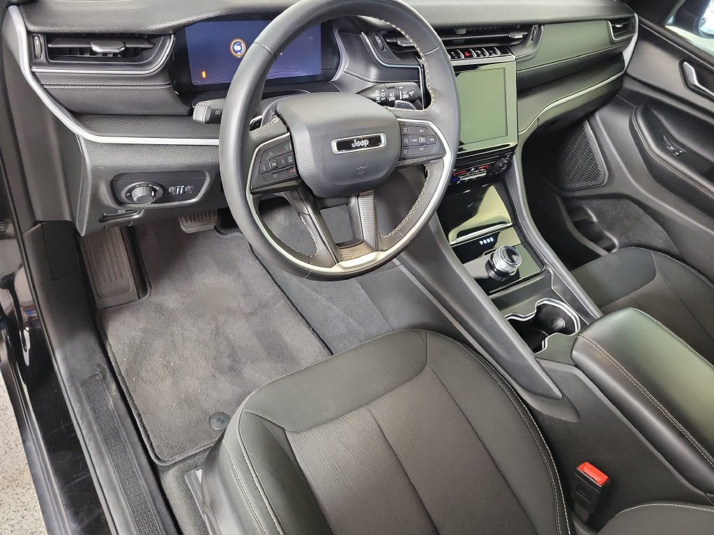 Used 2024 Jeep Grand Cherokee L Laredo RWD image 11