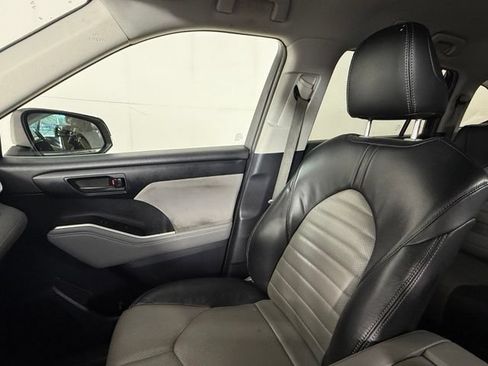 Used 2021 Toyota Highlander LE FWD image 17