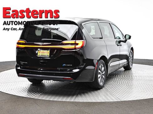 Used 2024 Chrysler Pacifica Select FWD image 5