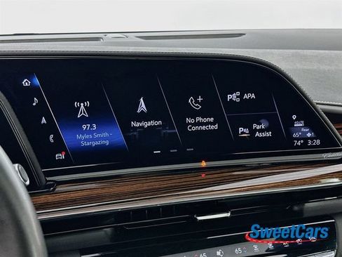 Used 2024 Cadillac Escalade Premium Luxury AWD/4WD image 24