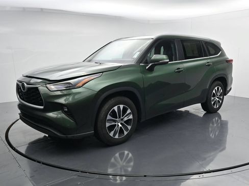 Used 2024 Toyota Highlander XLE FWD image 4