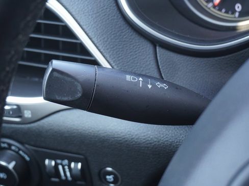 Used 2019 Jeep Cherokee Latitude Plus w/ Comfort/Convenience Group image 17