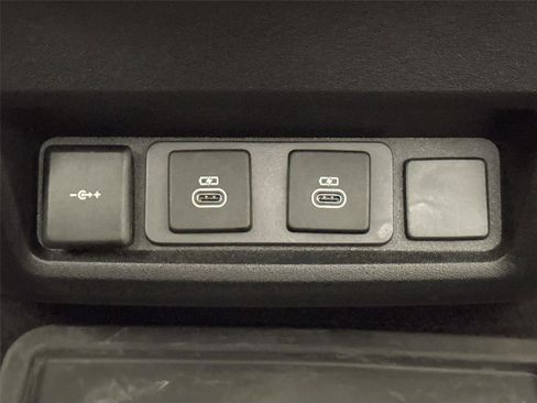 Used 2024 Land Rover Discovery S image 40