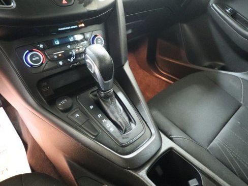 Used 2018 Ford Focus SE w/ SE Appearance Package FWD image 17