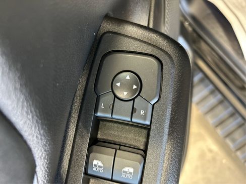 Used 2025 RAM 1500 Warlock AWD/4WD image 33