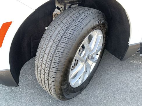Used 2024 Chevrolet Equinox LT AWD/4WD image 12