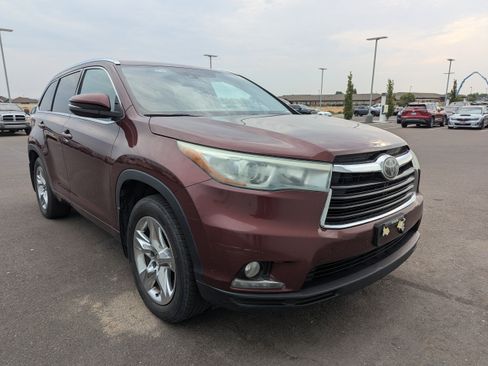 Used 2014 Toyota Highlander Limited w/ Driver Technology Package AWD/4WD image 3