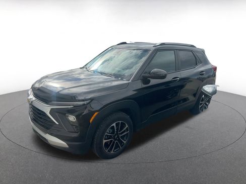 Used 2025 Chevrolet TrailBlazer LT image 2