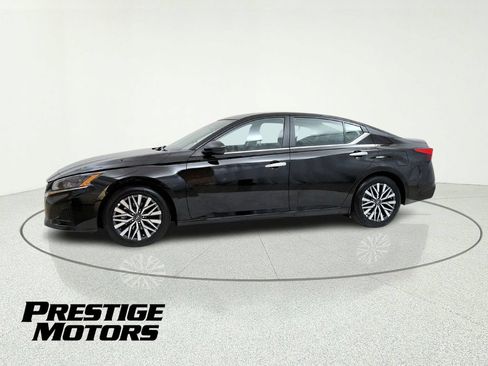 Used 2025 Nissan Altima 2.5 SV FWD image 3