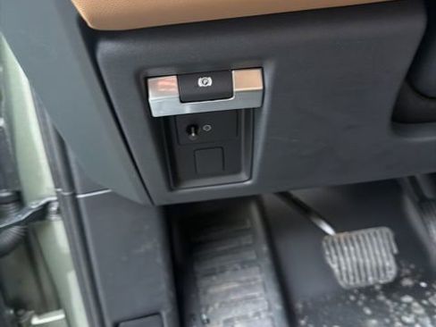 Used 2025 Land Rover Defender 110 X-Dynamic SE image 14