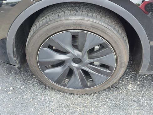 Used 2025 Tesla Model Y Long Range RWD image 9