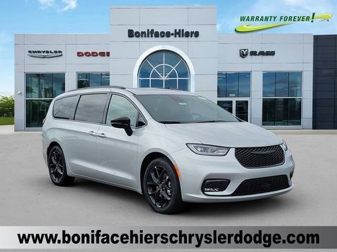 New 2026 Chrysler Pacifica Limited image 1