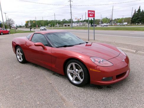 Used 2005 Chevrolet Corvette Coupe w/ Preferred Equipment Group RWD image 2