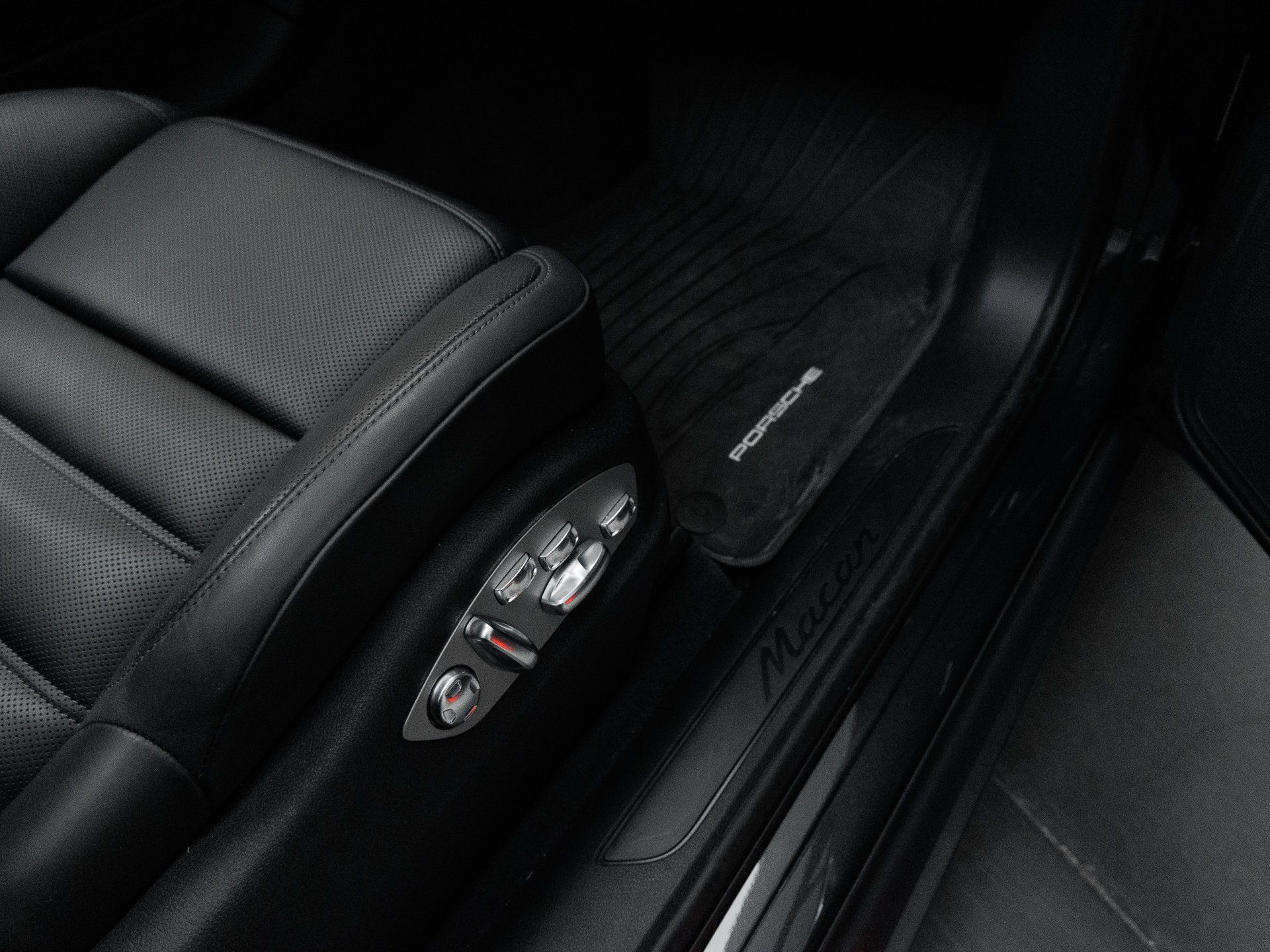 Certified 2026 Porsche Macan AWD/4WD image 37