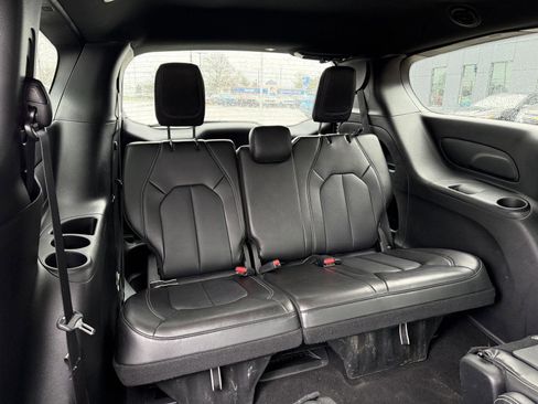 Used 2025 Chrysler Pacifica Select image 13