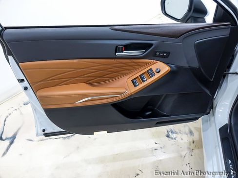 Used 2019 Toyota Avalon Limited FWD image 27