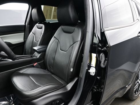 Used 2025 Jeep Compass Limited w/ Elite Group image 12