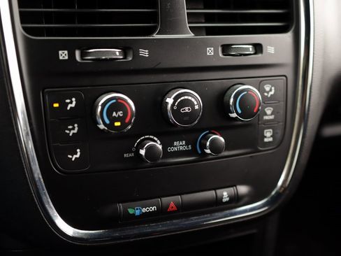 Used 2018 Dodge Grand Caravan SE image 15