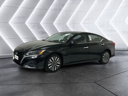 Used 2023 Nissan Altima 2.5 SV image 3