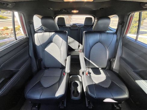 Used 2022 Toyota Highlander XSE image 34