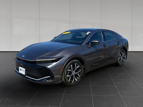 Used 2023 Toyota Crown Limited image 1